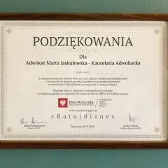Jak podziękować adwokatowi za wygraną? Etykieta i co doceni.