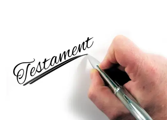 Notariusz a testament: Czy poinformuje Cię o spadku? Sprawdź!